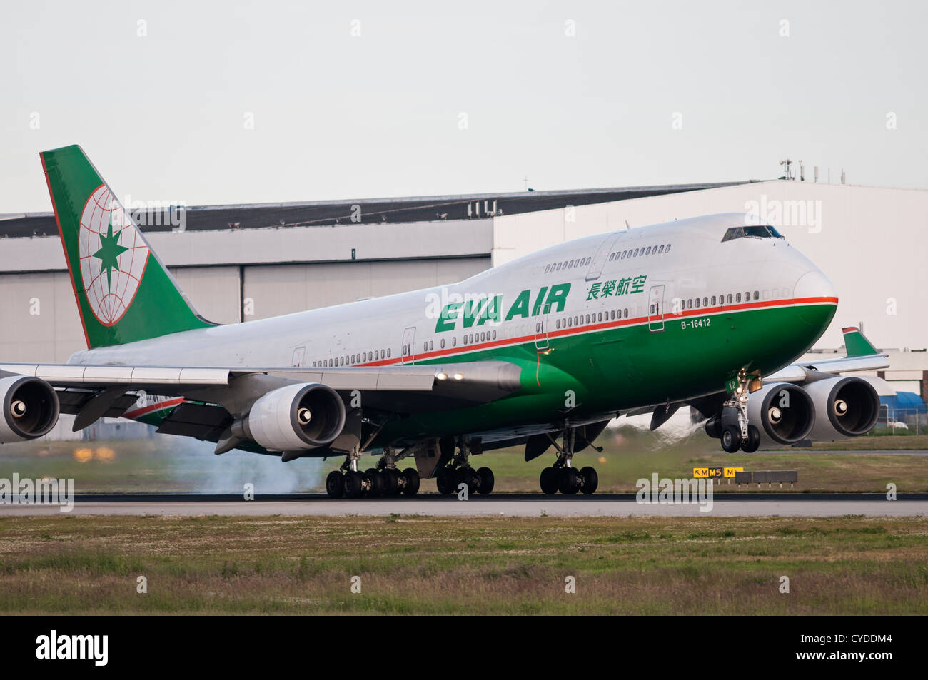 Un Boeing 747-400 de EVA Air (45e) Avion de ligne atterrit à l'Aéroport International de Vancouver (Canada). Banque D'Images
