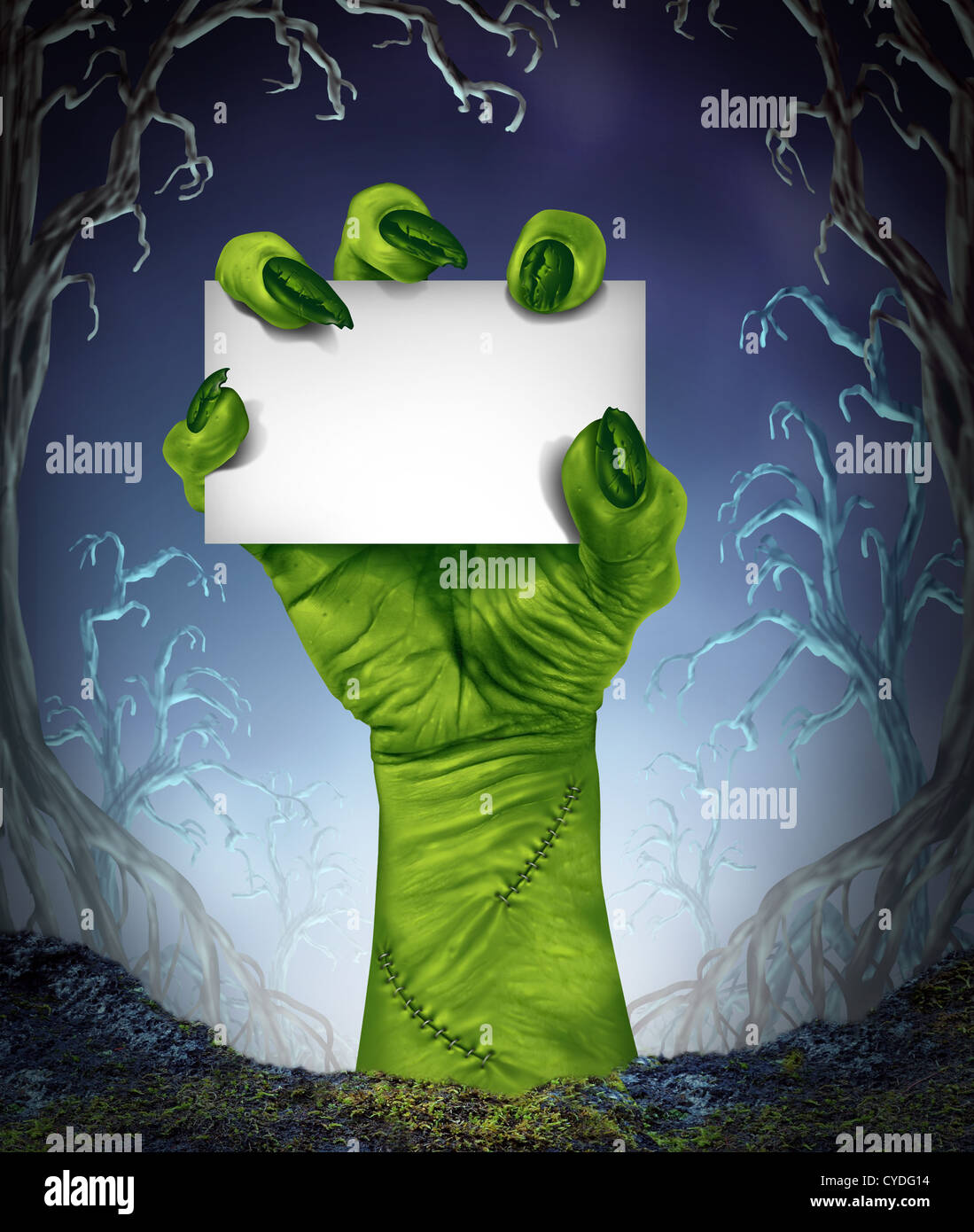 La hausse Zombie hand holding a blank sign card comme un symbole ou Scary Halloween sinistre avec texture peau verte et monster doigts Banque D'Images