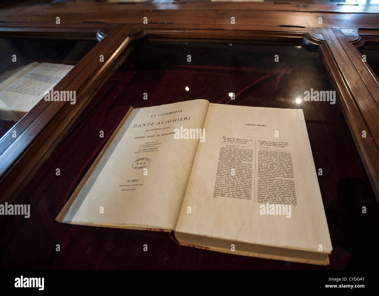 Europe Italie Piémont Province de Cuneo Saluzzo Casa Cavassa, livre la Divine Comédie dans une armoire Banque D'Images