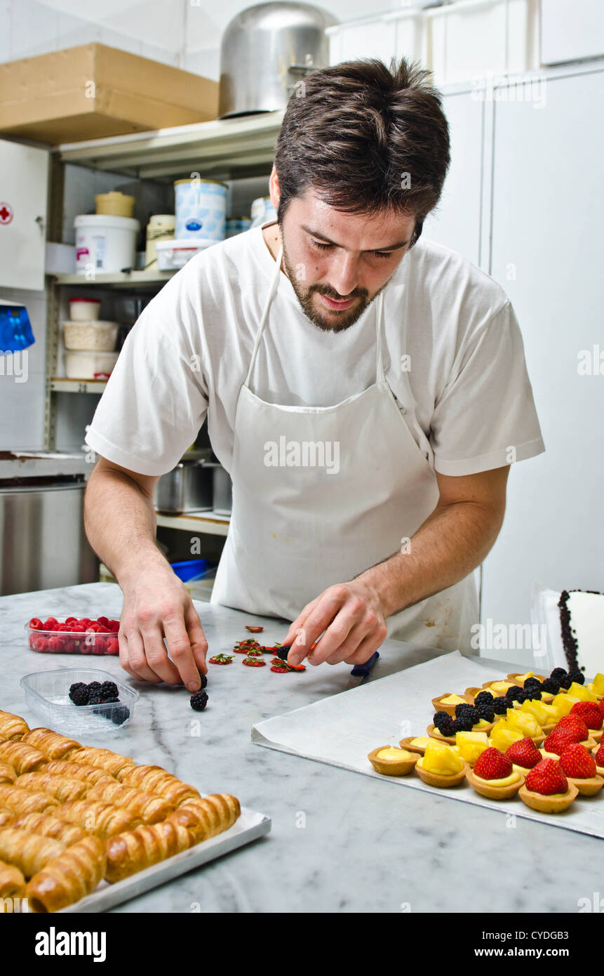 Une pâtisserie l'homme au travail Banque D'Images