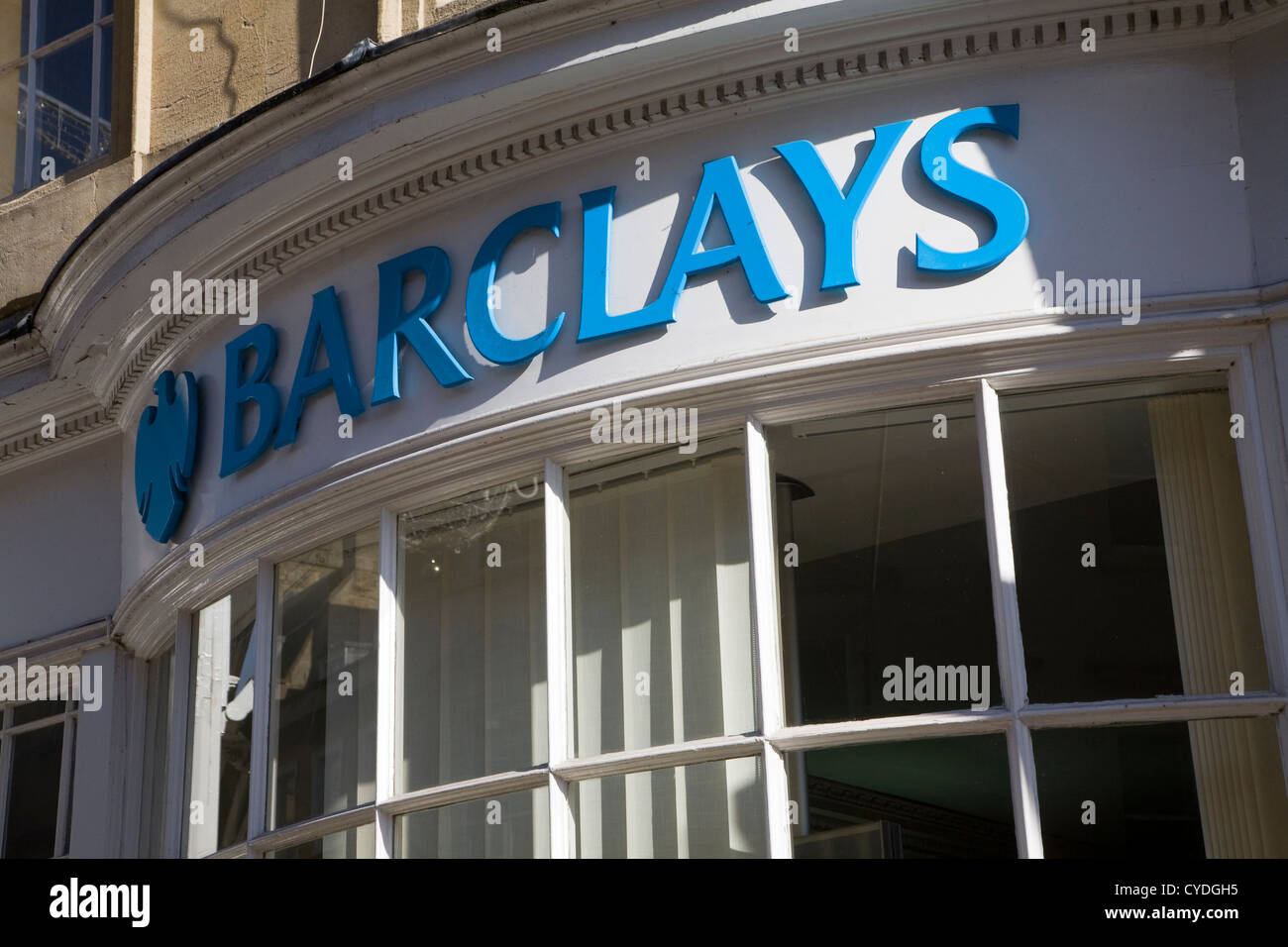 Barclays Bank à l'ancienne fenêtre en baie de façade et signer Milsom Street, Bath, Angleterre Banque D'Images
