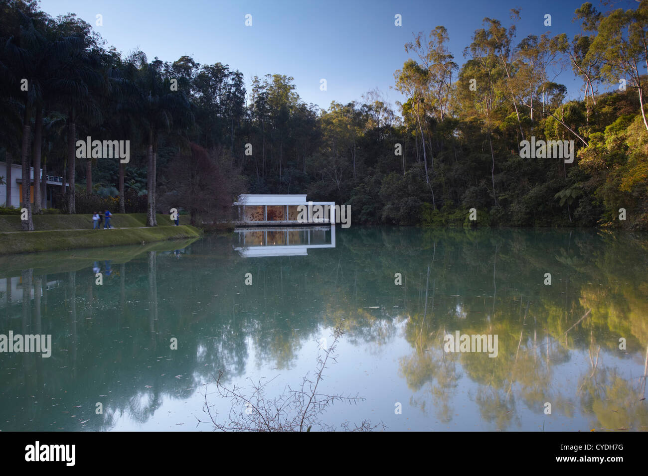 Galeria vrai rouge sur le lac au Centro de Arte Contemporanea Inhotim, Brumadinho, Belo Horizonte, Minas Gerais, Brésil Banque D'Images