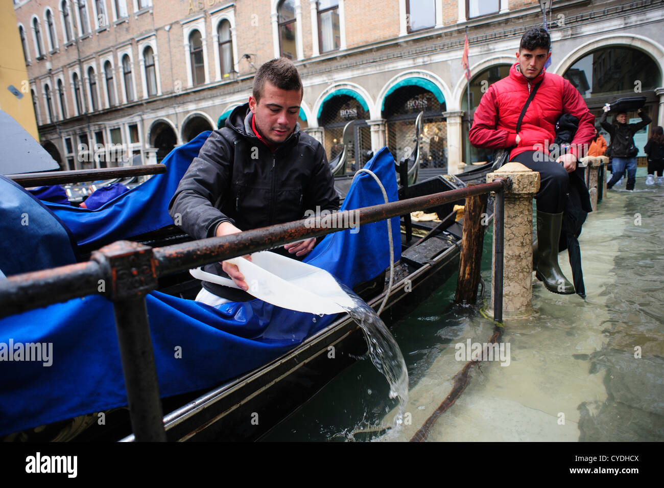 Un gondolier en écoule sa gondole, Venise, Italie. Banque D'Images