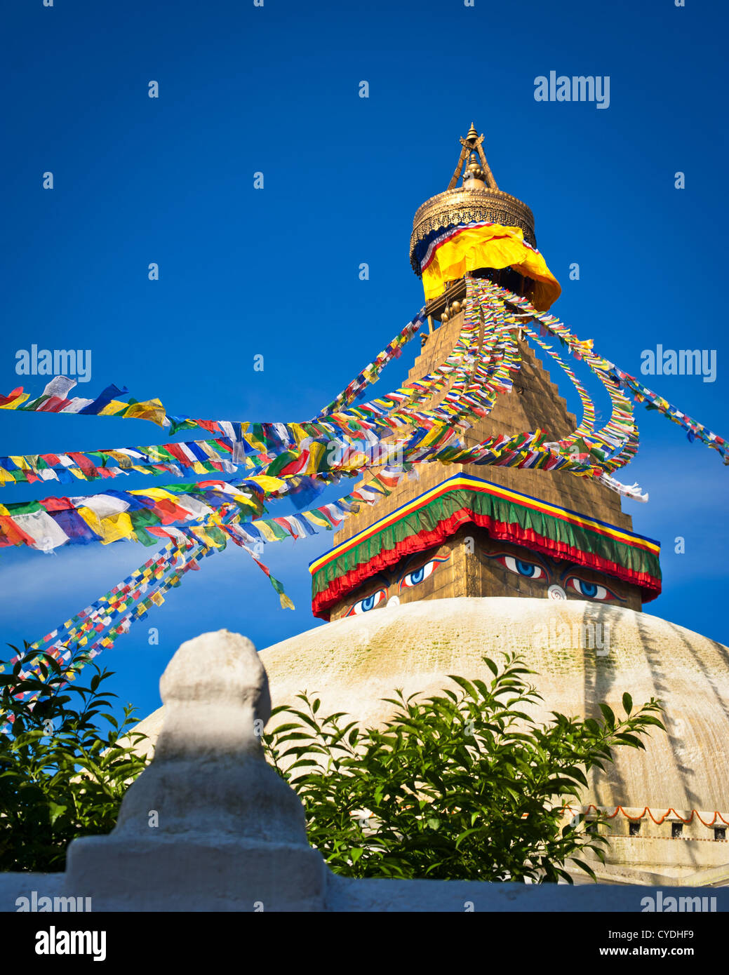 Sanctuaire bouddhiste Boudhanath Stupa avec prier flags en ciel bleu. Népal, Katmandou Banque D'Images