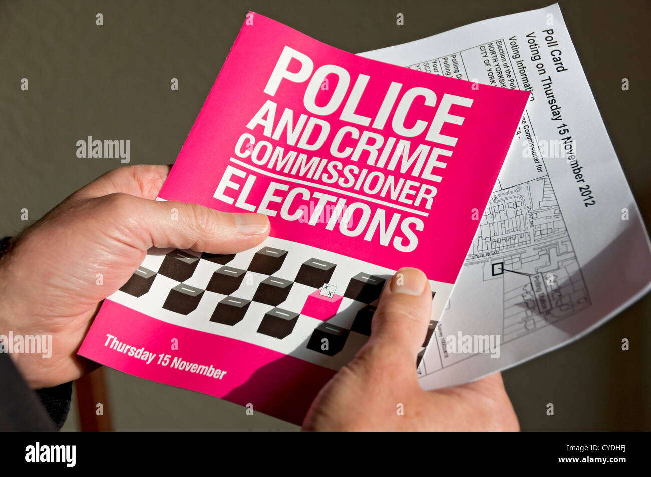 Gros plan d'un homme tenant la police et le commissaire à la criminalité dépliant électoral et carte de vote Angleterre Royaume-Uni GB Grande-Bretagne Banque D'Images