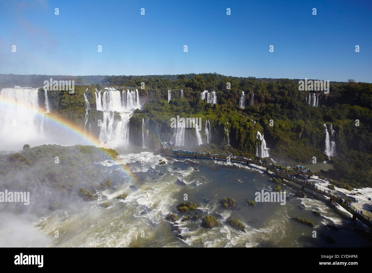 Les gens dans le passage libre à Iguacu Iguacu Falls, parc national, l'État de Parana, Brésil Banque D'Images