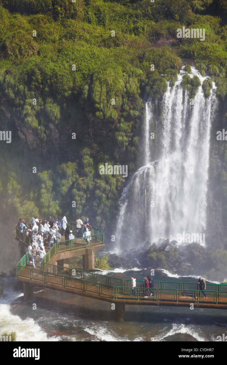 Les gens dans le passage libre à Iguacu Iguacu Falls, parc national, l'État de Parana, Brésil Banque D'Images