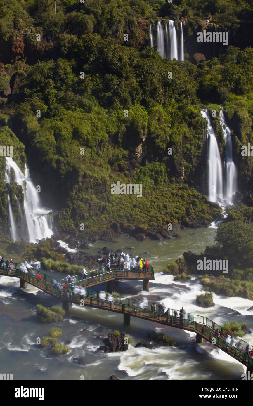 Les gens dans le passage libre à Iguacu Iguacu Falls, parc national, l'État de Parana, Brésil Banque D'Images