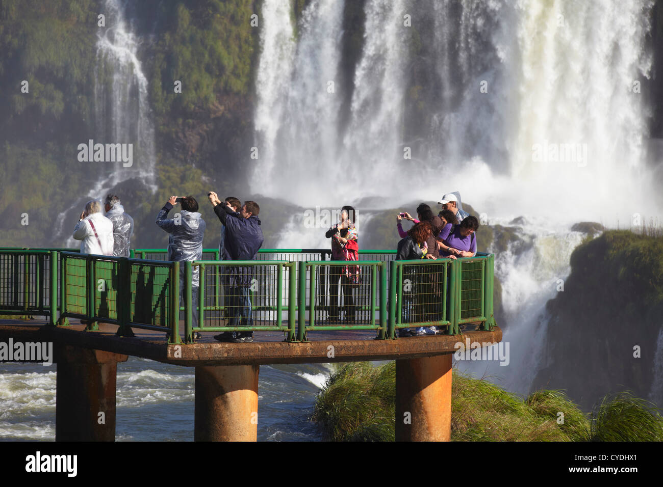 Les touristes dans le passage libre à Iguacu Iguacu Falls, parc national, l'État de Parana, Brésil Banque D'Images