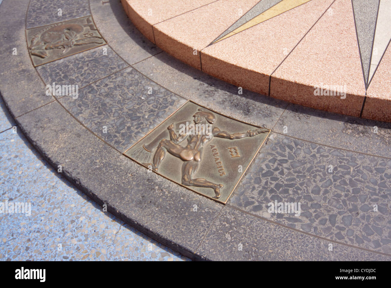 Signe du Zodiaque du Verseau bronze avec une carte céleste et boussole à Hoover Dam Banque D'Images
