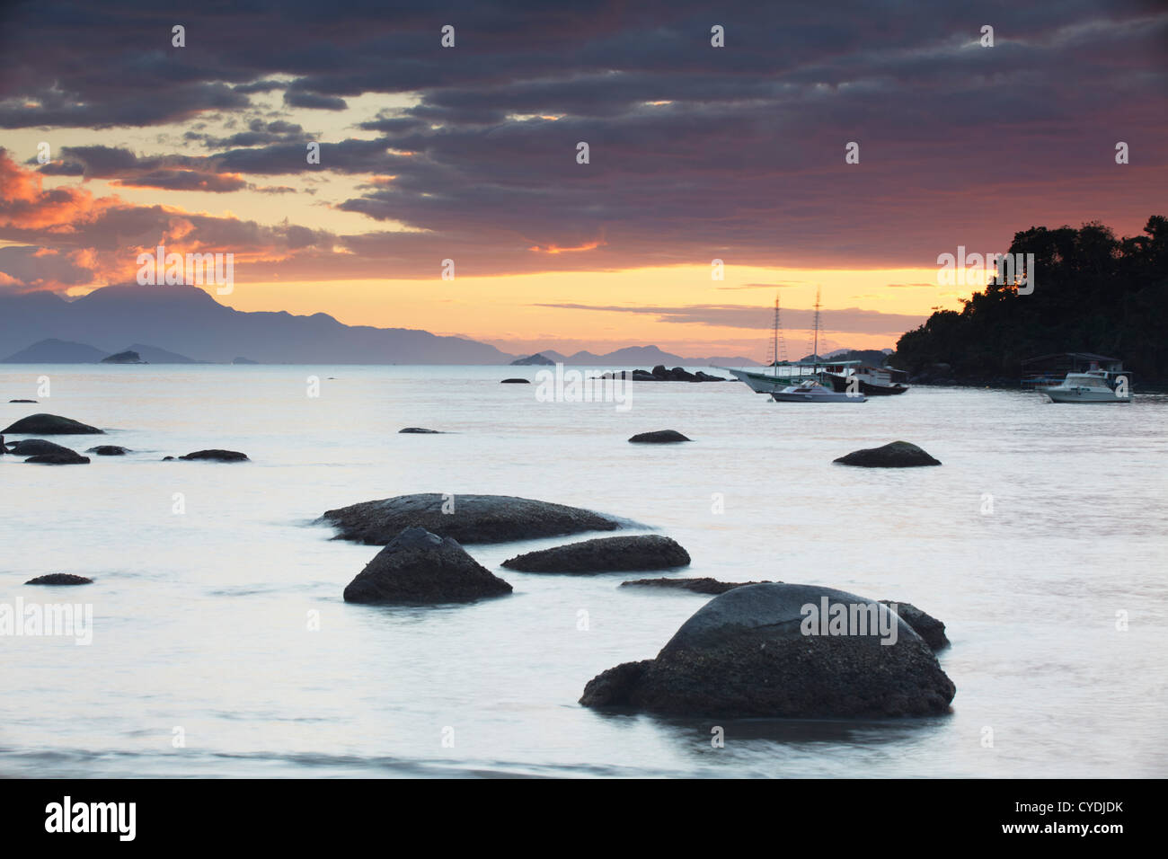 Bateaux amarrés à Vila do Abraao à l'aube, Ilha Grande, l'État de Rio de Janeiro, Brésil Banque D'Images