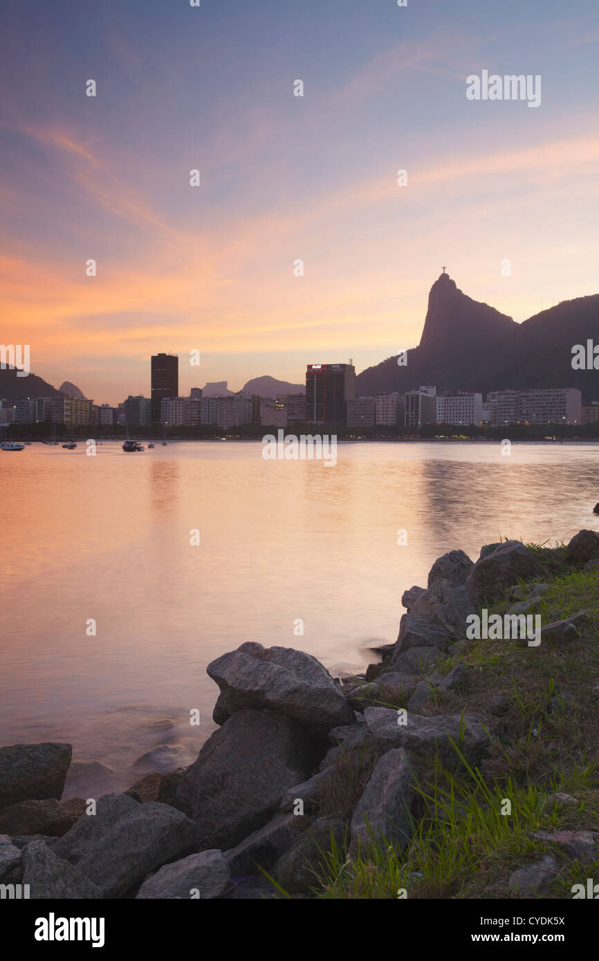 Botafogo Bay et statue du Christ Rédempteur (Cristo Redentor), Rio de Janeiro, Brésil Banque D'Images