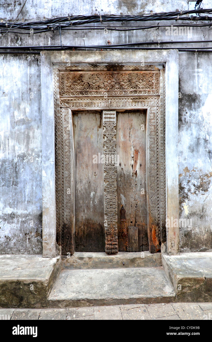 Typique de la vieille porte de bois à Stone Town - Zanzibar en Tanzanie Afrique de l'Est Banque D'Images