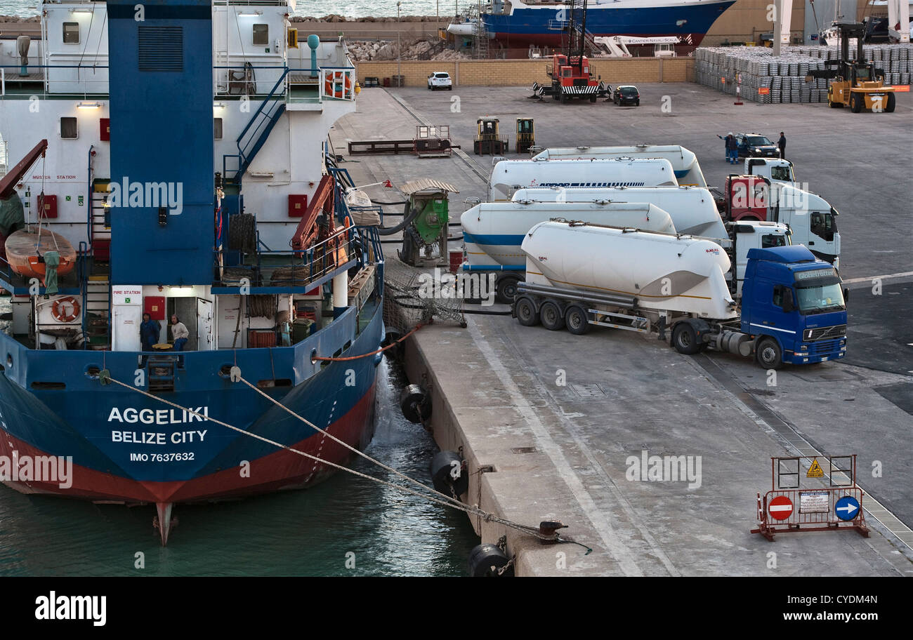 Le navire Aggeliki, immatriculé au Belize, prend ou déchargeant des cargaisons en vrac dans le port de Pozzallo, en Sicile, en Italie Banque D'Images