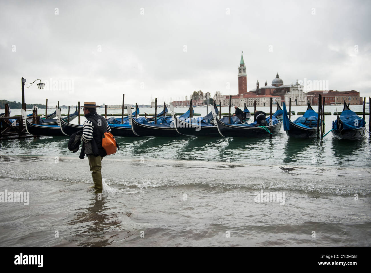Un gondolier en-tête pour son gondola avant de rouvrir son service, Venise, Italie. Banque D'Images