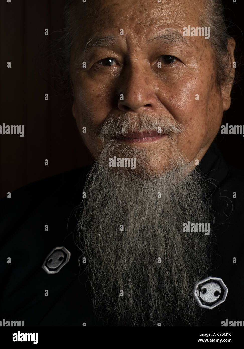 Hamamoto Sensei Maître Iaido japonais à Okinawa, Japon Banque D'Images