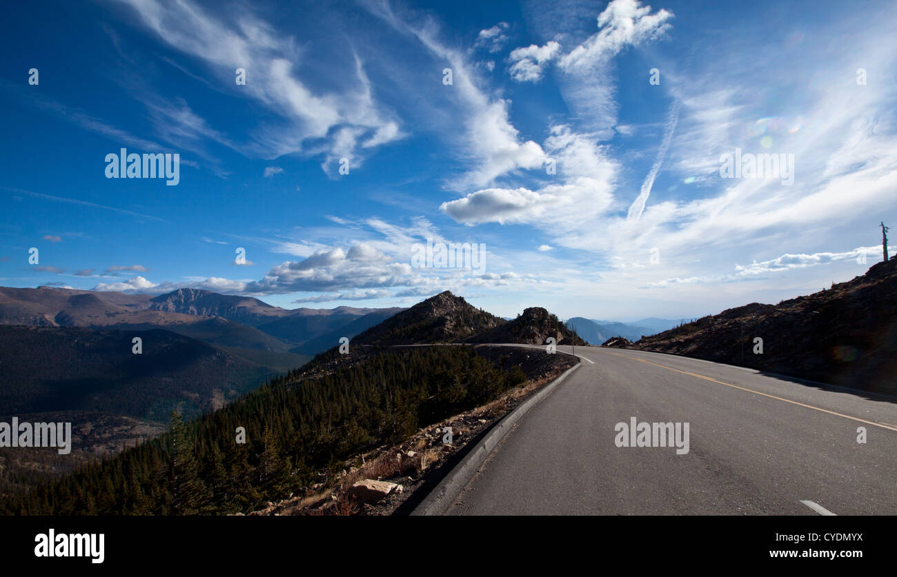 Voir à partir de la Trail Ridge Road sur une prairie et des pics. Rocky Mountain National Park, Colorado. Banque D'Images