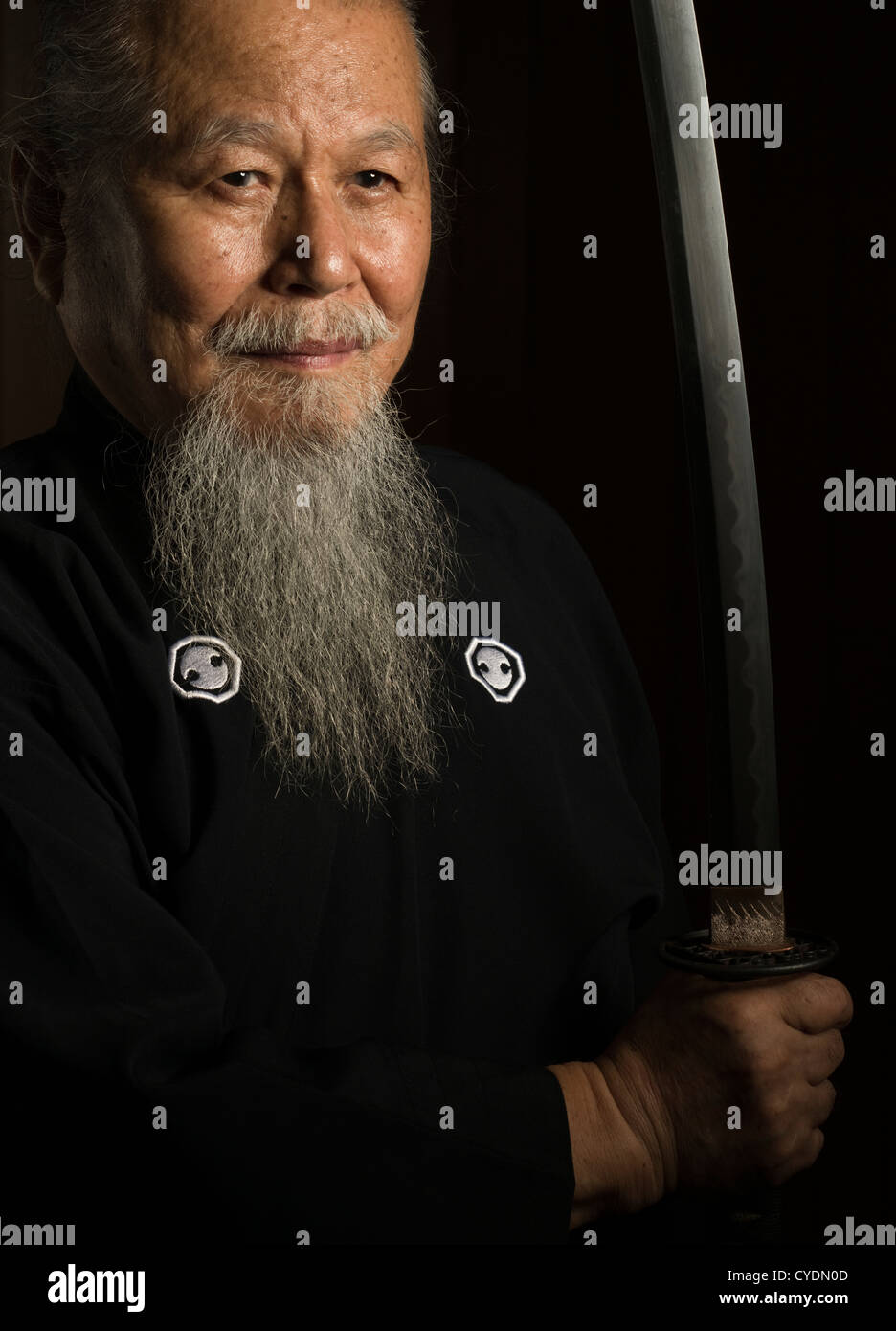 Hamamoto Sensei Maître Iaido japonais à Okinawa, Japon Banque D'Images