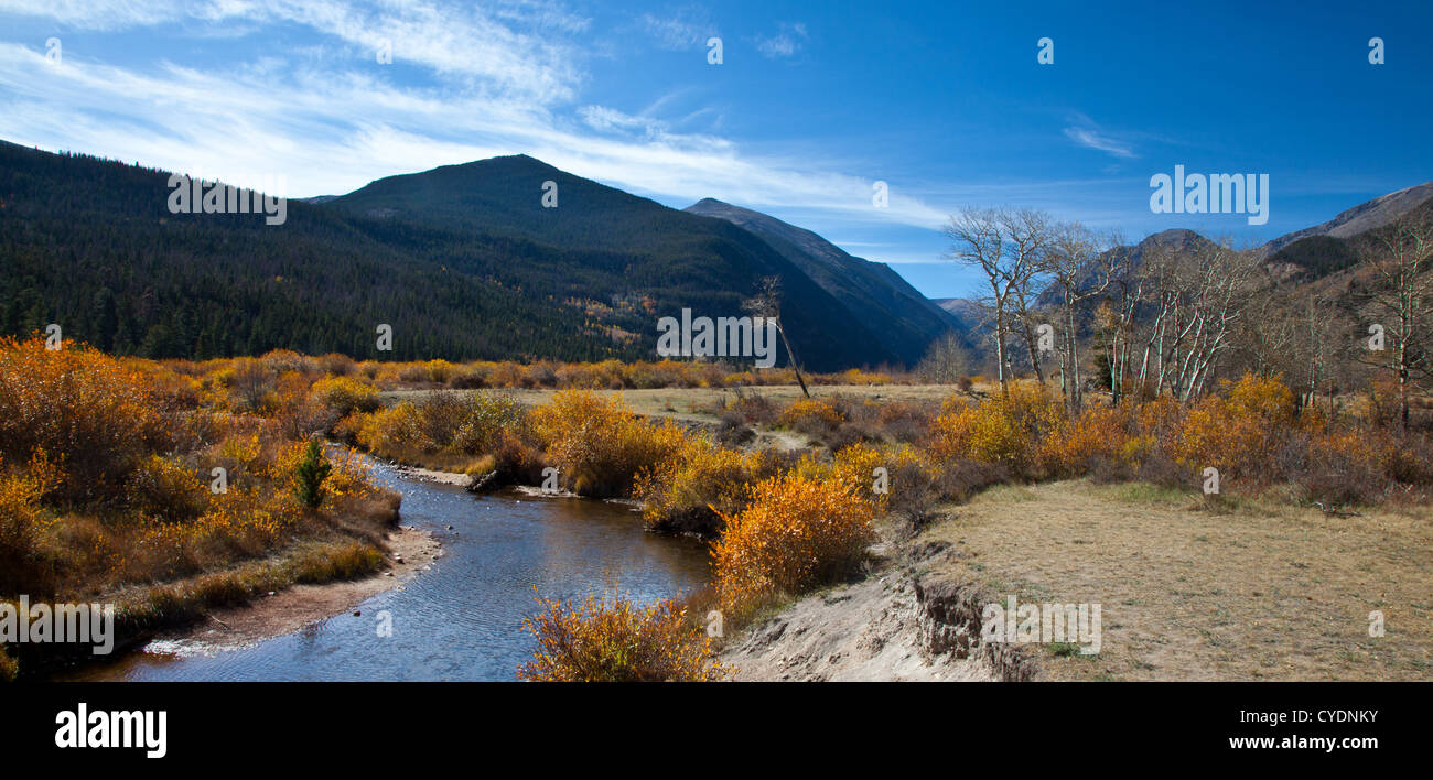 La Big Thompson River comme il fait son chemin à travers le Parc National des Montagnes Rocheuses, au Colorado. Banque D'Images