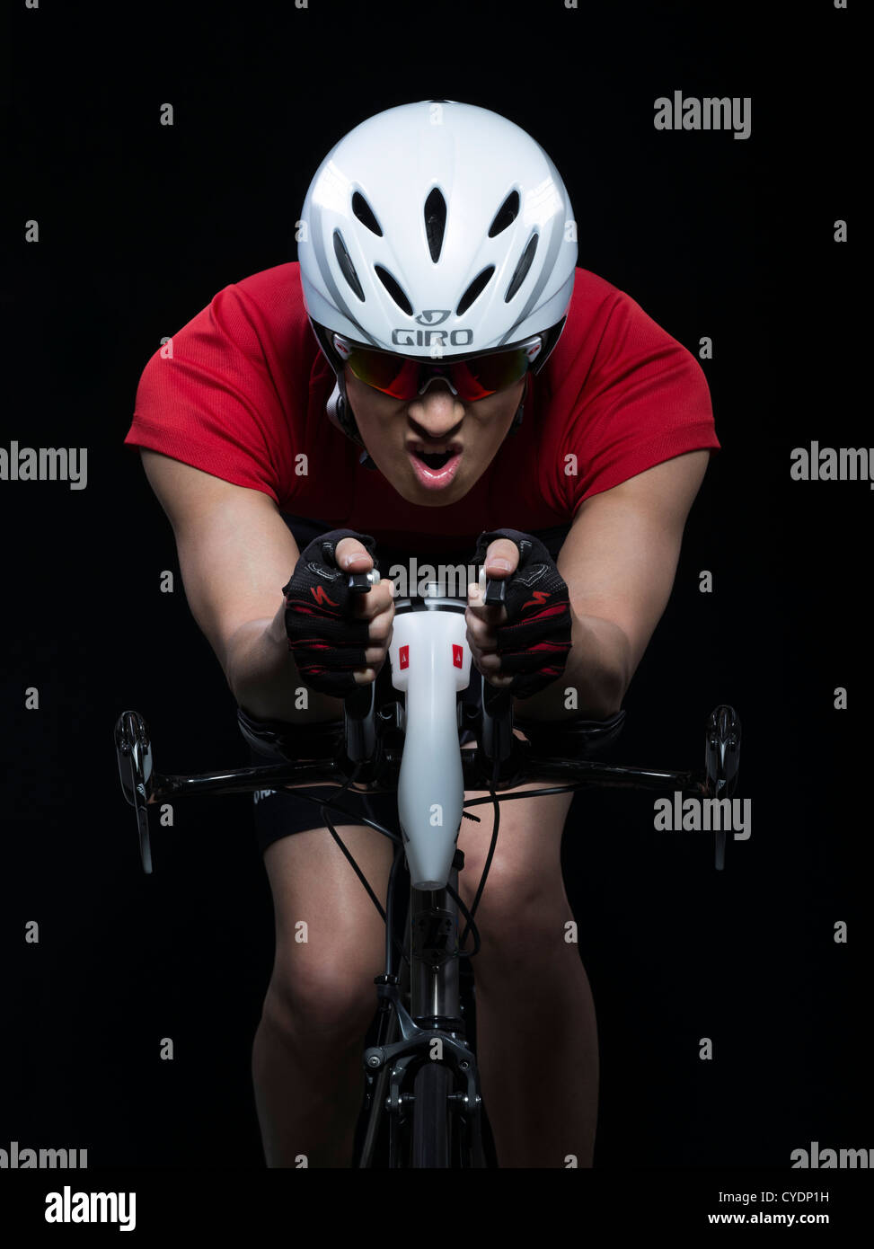 La triathlonienne / time trial racer sur le port du casque de vélo aero Banque D'Images
