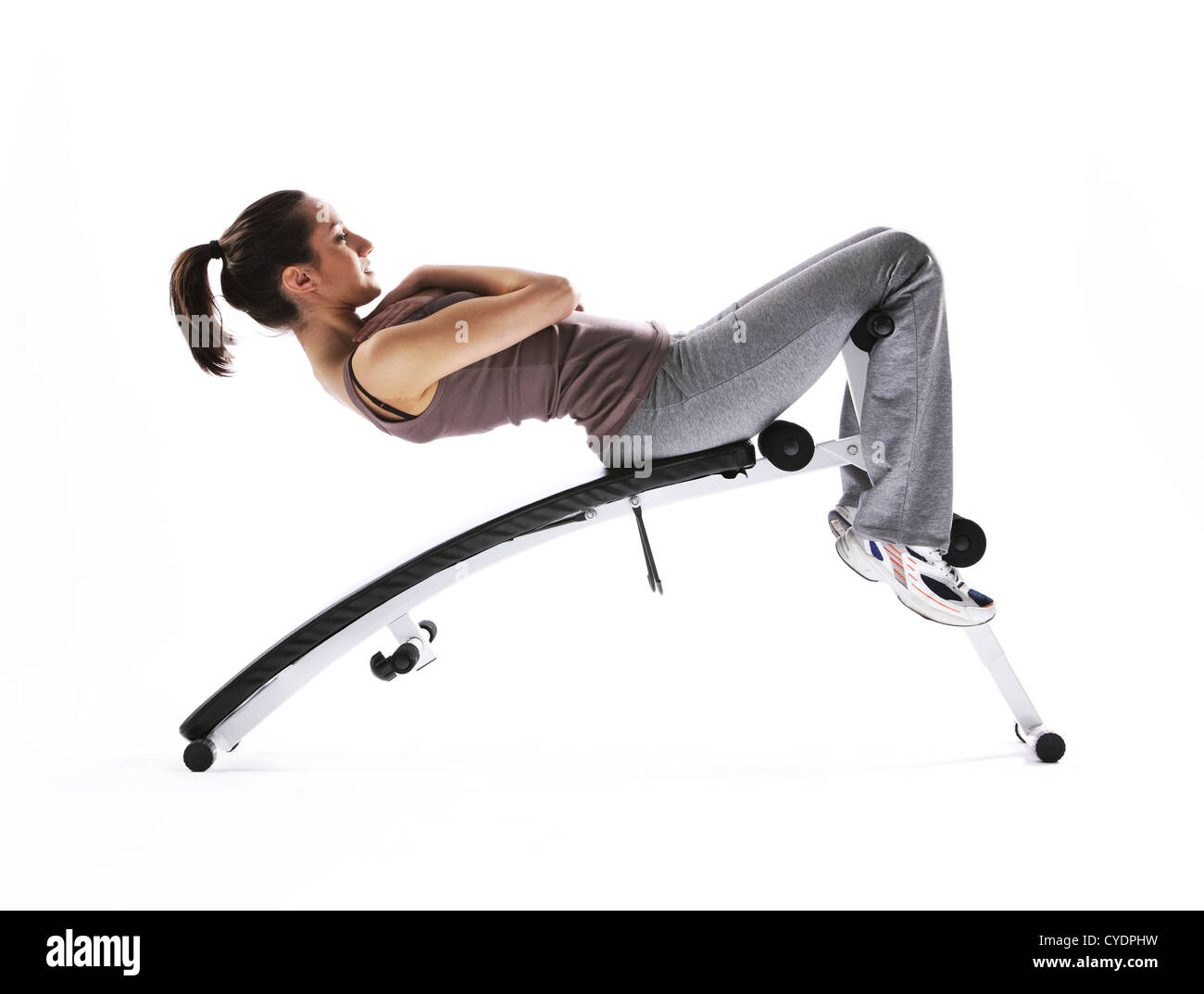 Femme à l'aide de machines de remise en forme, fond blanc Banque D'Images