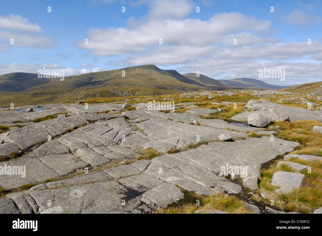 En plaques de roche de granit sur Craignaw, regard vers Merrick ...