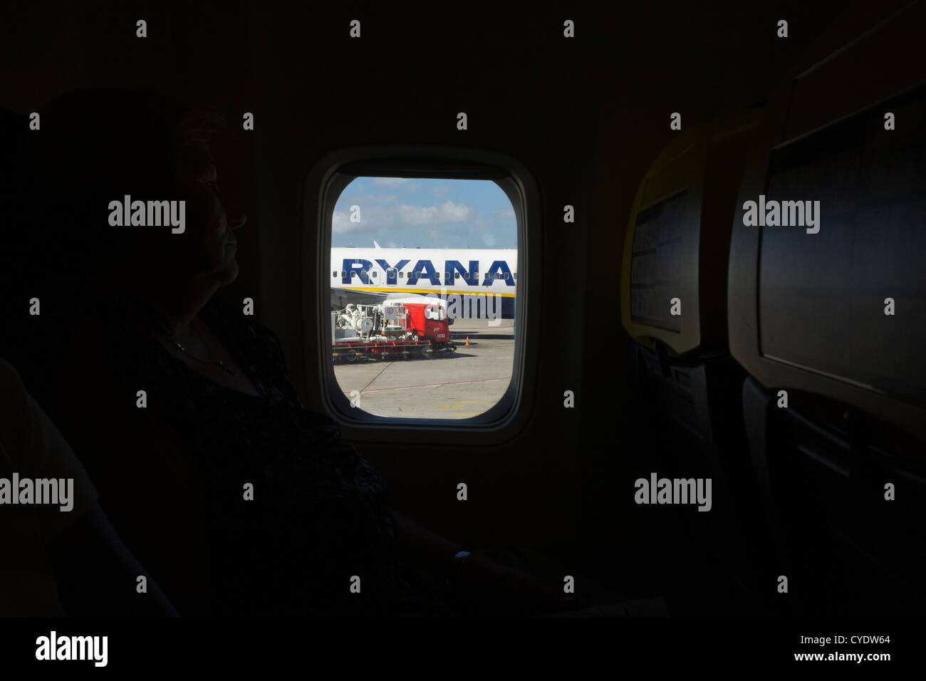 Avion Ryanair vu à travers la vitre d'un autre plan Banque D'Images