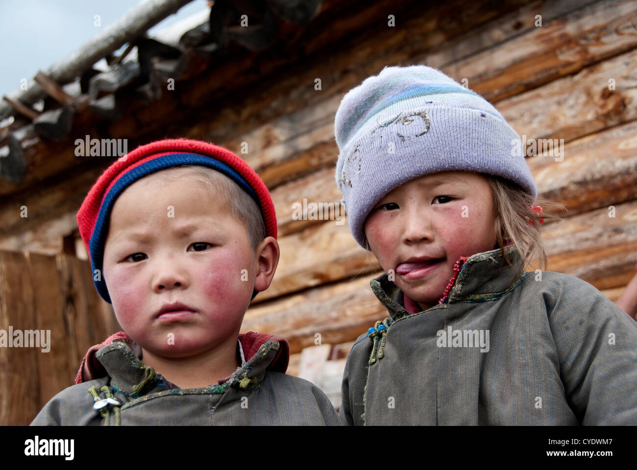 Les enfants de Mongolie, Mongolie, dans le Nord de Khövsgöl. Banque D'Images