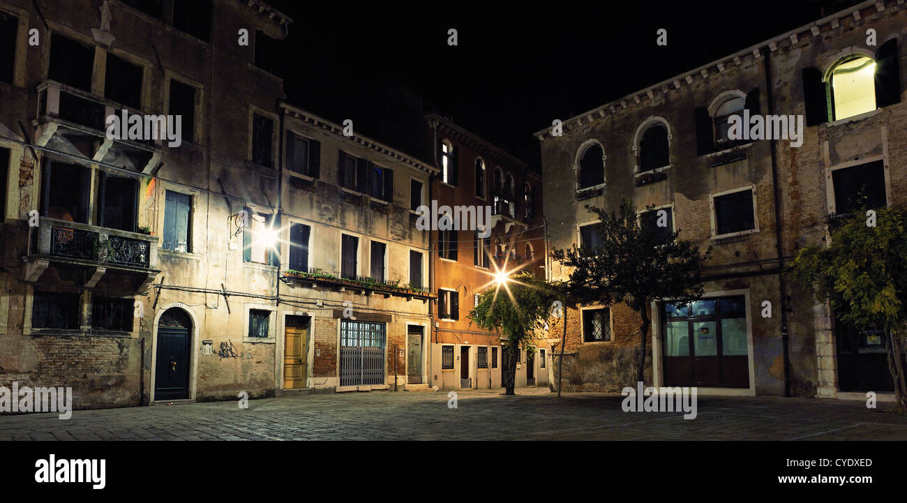 Peu de place avec pavage en pierre à Venise par nuit Banque D'Images