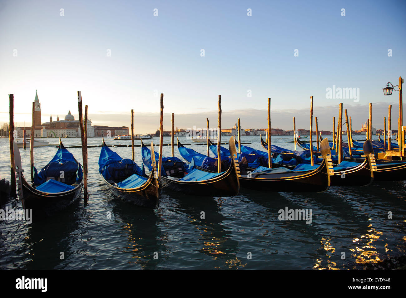 Gondoles amarré en face de la Basilique de San Giorgio Maggiore, à Venise, Vénétie, Italie. Banque D'Images