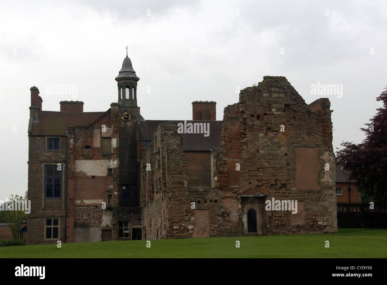 Bretagne ; ; ; OLLERTON NEWARK Rufford Abbey ; RESTORED WING, murs en ruine, LA TOUR DE L'HORLOGE ET COUPOLE DE L'abbaye cistercienne Banque D'Images