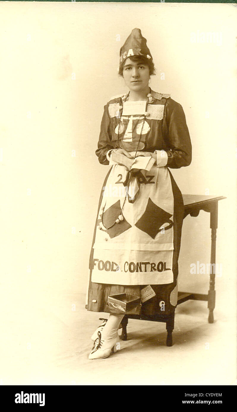 La Première Guerre mondiale carte postale de fille en robe de soirée intitulée Contrôle alimentaire Banque D'Images
