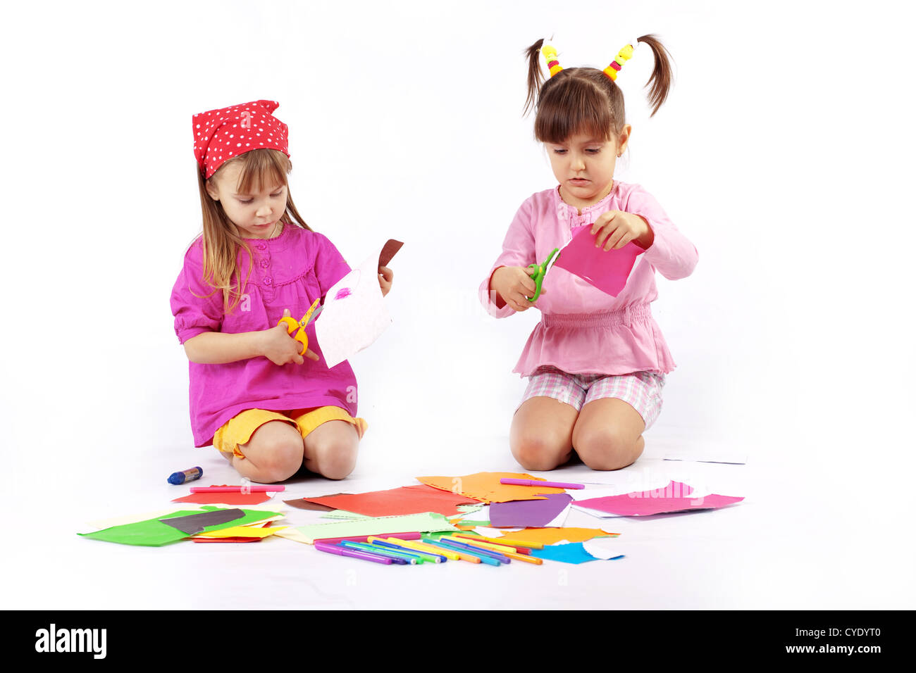 Portrait de deux jeunes filles pour enfants jouer avec du papier de couleur Banque D'Images