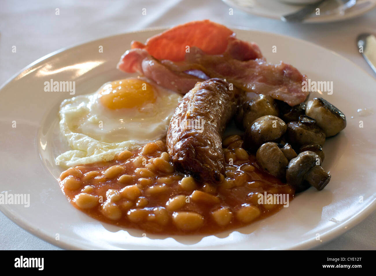 Le petit déjeuner anglais complet sur une plaque blanche Banque D'Images