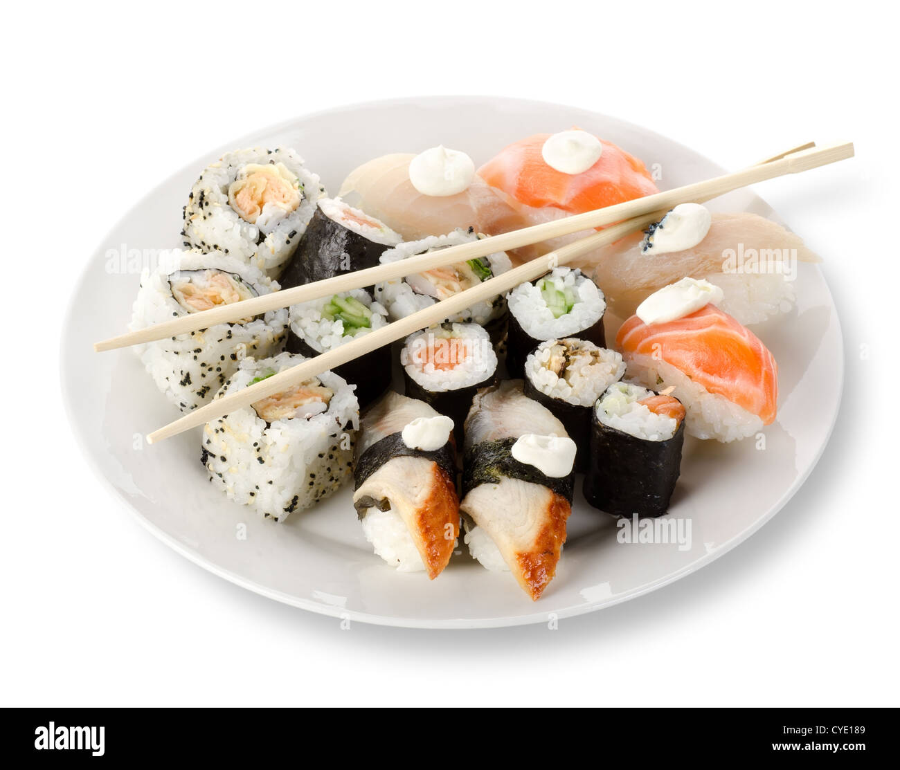 Des sushis et rouleaux dans une assiette avec des bâtons isolé sur un fond blanc. Clipping path Banque D'Images
