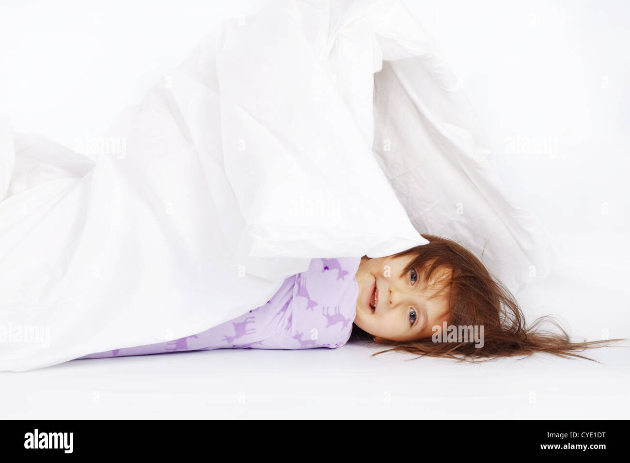 Portrait d'enfant au lit Banque D'Images