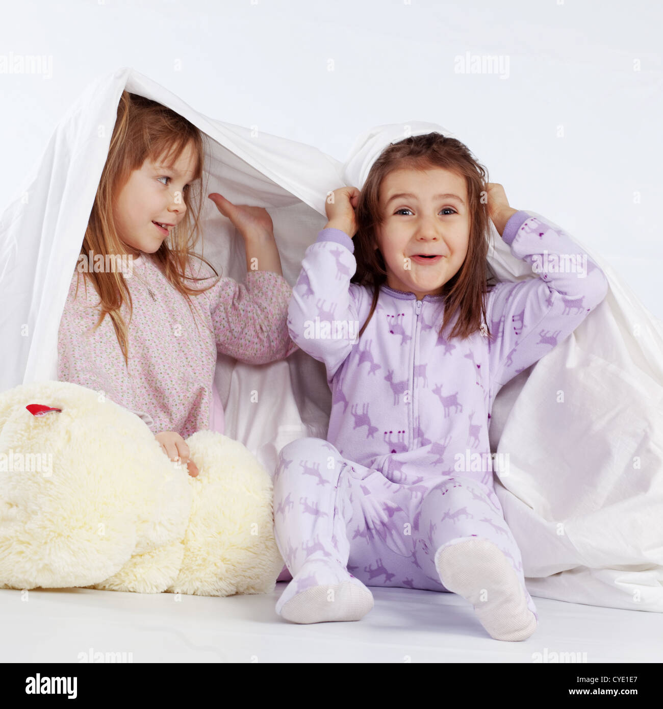 Portrait des enfants au lit Banque D'Images