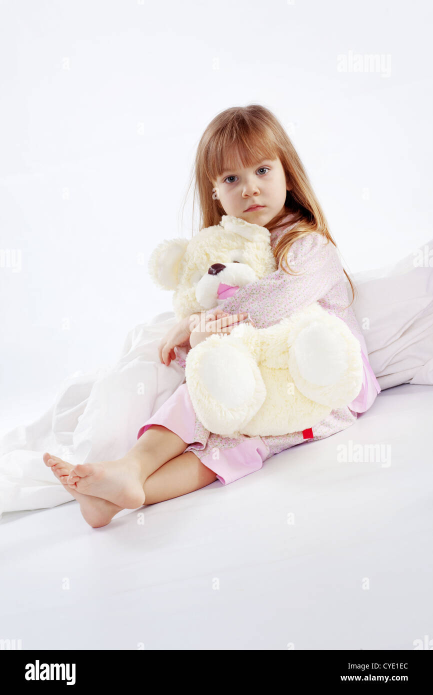 Portrait d'enfant au lit Banque D'Images