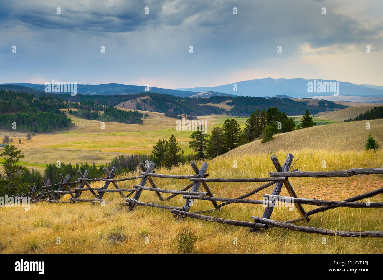 Pôle de l'ouest classique clôture sur ranch, Anaconda, Pintler région, comté de granit Montana Banque D'Images