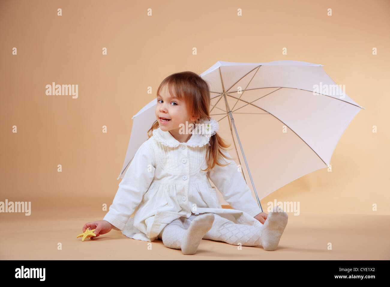 Portrait de gentille petite fille avec parapluie Banque D'Images