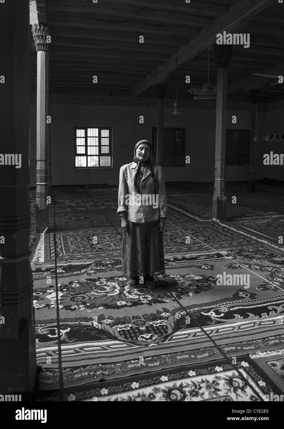 Uyghur Woman Standing à l'intérieur d'une mosquée, 22 Minsheng Road, la région autonome ouïghoure du Xinjiang, Chine Banque D'Images