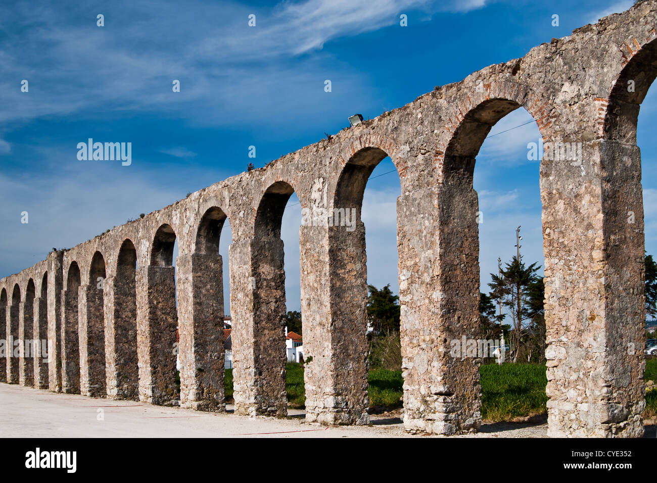 Obidos, Portugal : aqueduc Romain ancien dans une belle journée Banque D'Images