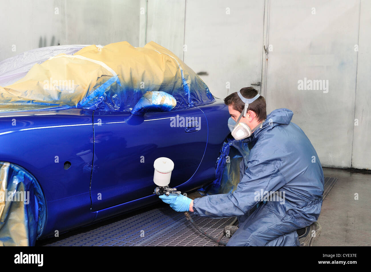 Peinture travailleur d'une voiture. Banque D'Images