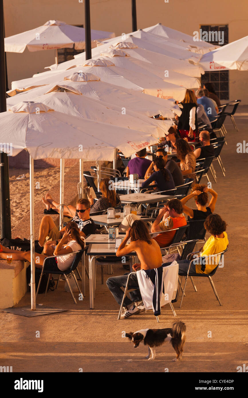 Espagne, Andalousie, Cadix Région Province, Cadix, Playa de la Caleta, cafés en plein air Banque D'Images