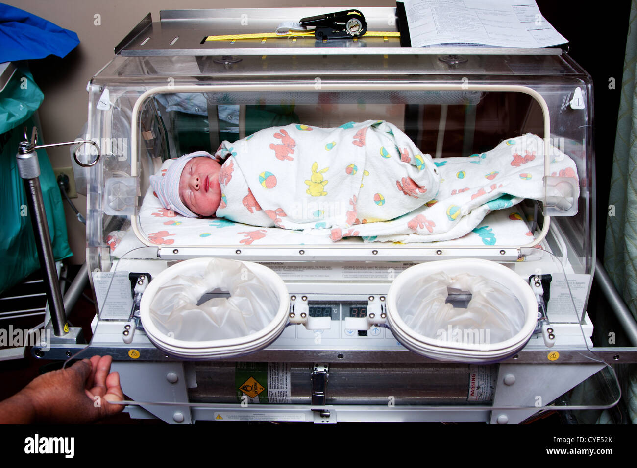 Mignon bébé nouveau-né prématuré nouveau-né malade en bunny emmailloté dans une couverture intérieur à l'hôpital. Banque D'Images