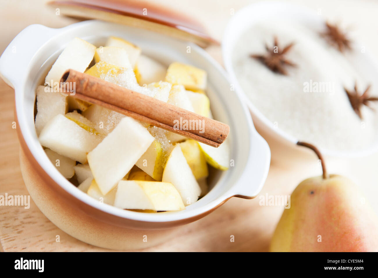 ​​Pears en tranches et la cannelle dans une casserole, Close up Banque D'Images