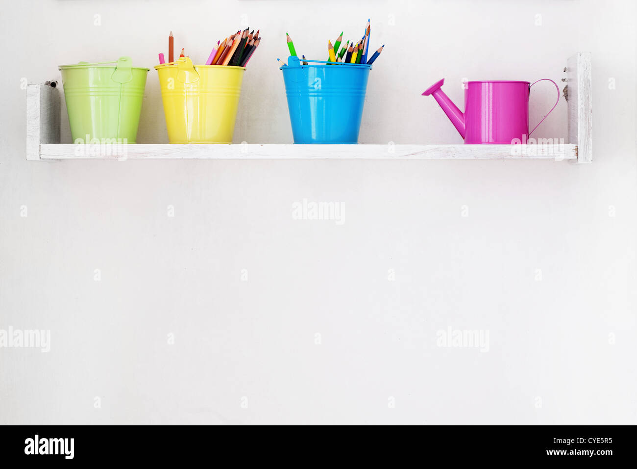 Tablette décorative sur mur blanc comme détail de l'intérieur pour enfants Banque D'Images