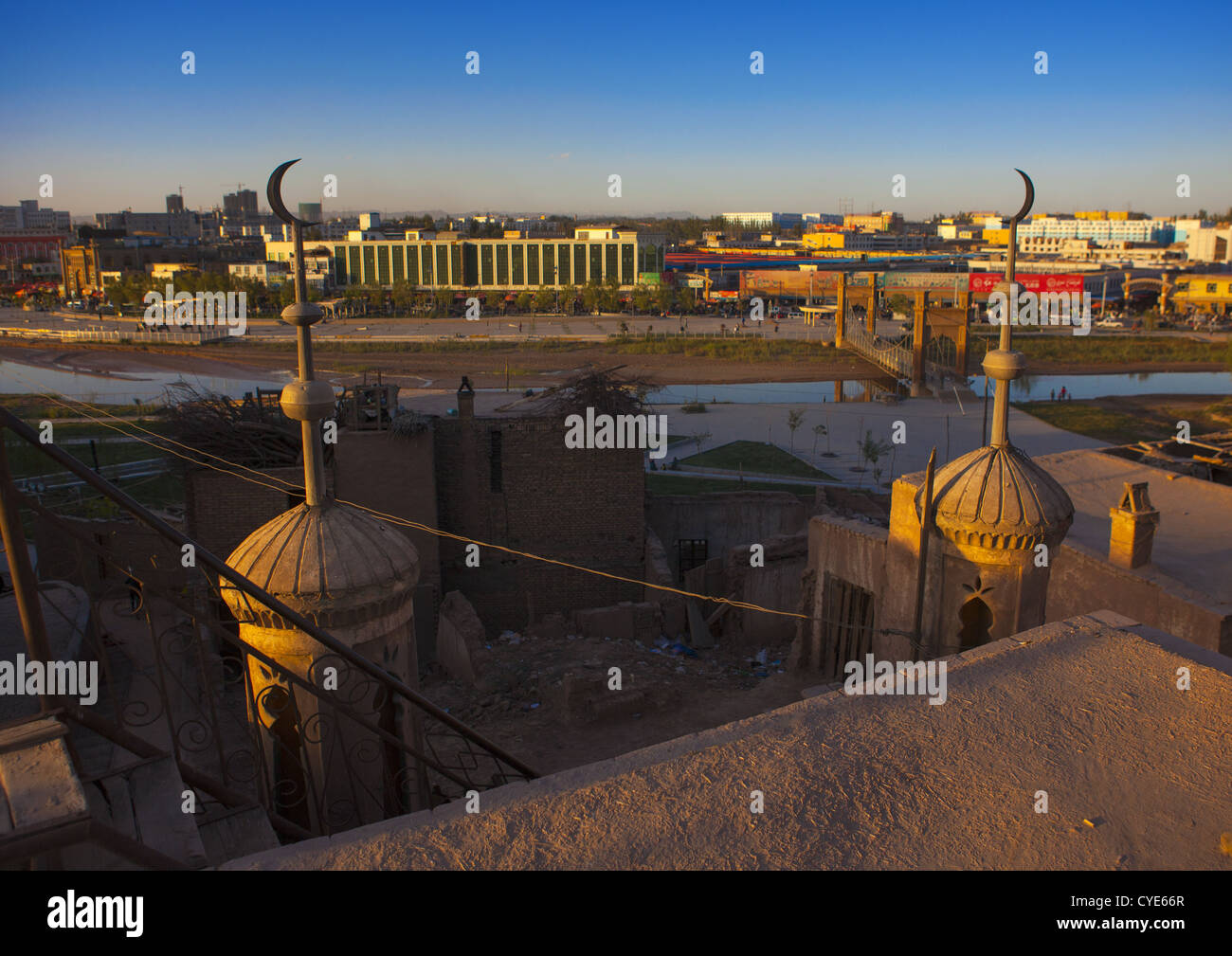 Vue sur le nouveau Tomn de la mosquée dans la vieille ville de Kashgar, dans la région autonome ouïghoure du Xinjiang, Chine Banque D'Images