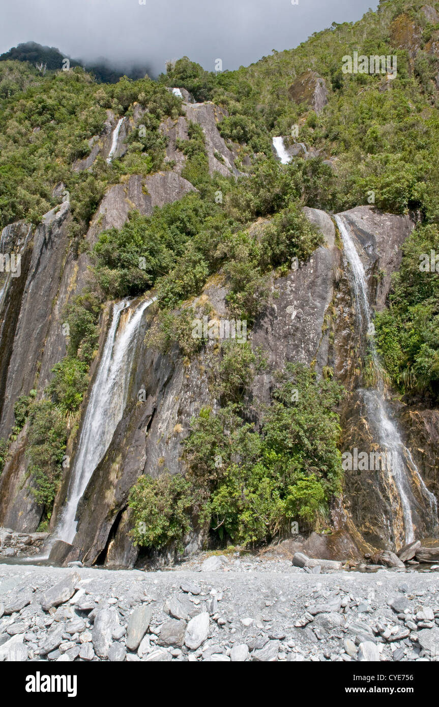 Cascades de la vallée en forme de U classique du glacier Franz Josef, Nouvelle-Zélande Banque D'Images