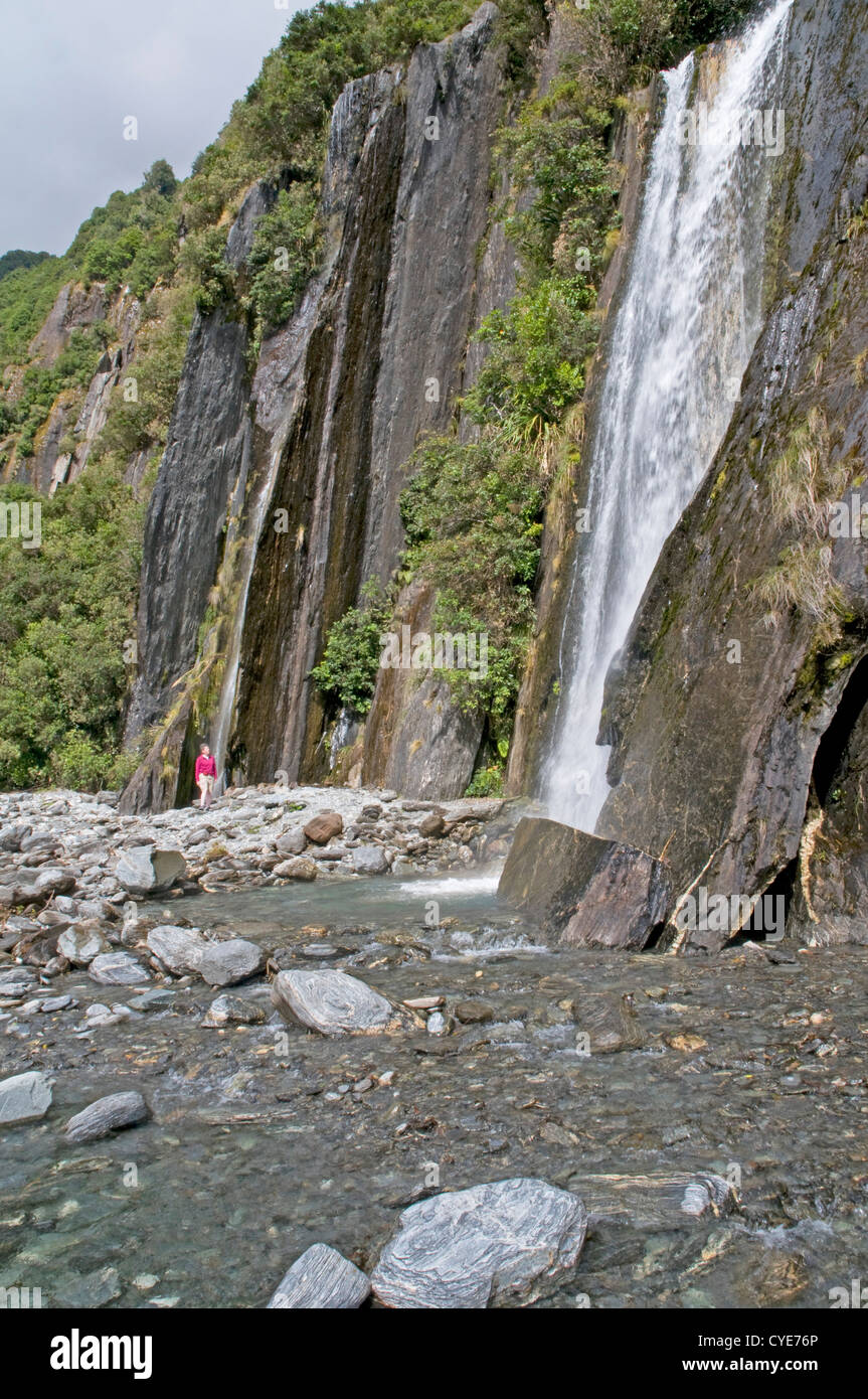 Cascade de la vallée en forme de U classique du glacier Franz Josef, Nouvelle-Zélande Banque D'Images